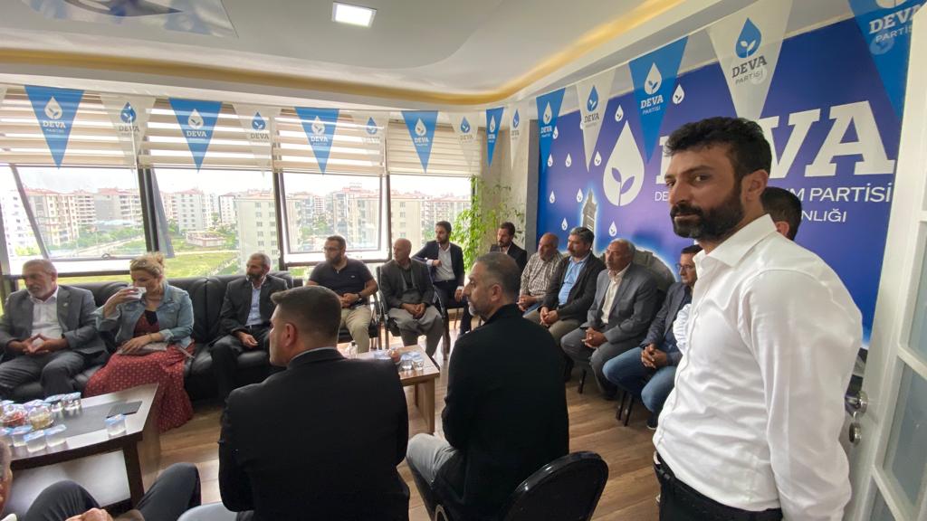 mesutyuksel21's tweet photo. Bugün Bağlar ilçe teşkilatımızı ve yeni görevimde beni tebrik etmeye gelen Çermik ilçe Başkanı Sn.@haciakda5 ve teşkilatı , @diyarbakirdeva İl yönetimi ve onlara eşlik eden @Yenisehiredeva yönetimine teşekkür ederiz.
@devapartisi
@IhsanMerdanoglu
@CihanUlsen
@BaglaraDeva https://t.co/tR7P3ZHf1V