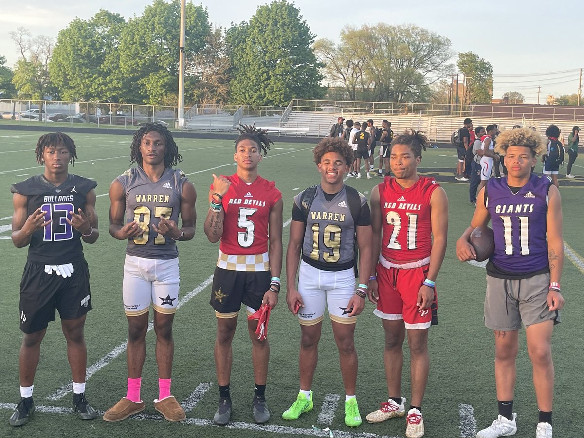 HeatherBolejack's tweet photo. Invited Indiana players got great exposure to HBCUs at a Detroit Showcase and College Fair this weekend. The “Stars” were shining. #CEStars @Collect_Evolve @ce_stars12 @Kidnplay_abc123 @247Sports @StuMoney7 https://t.co/LulR2bJDIX