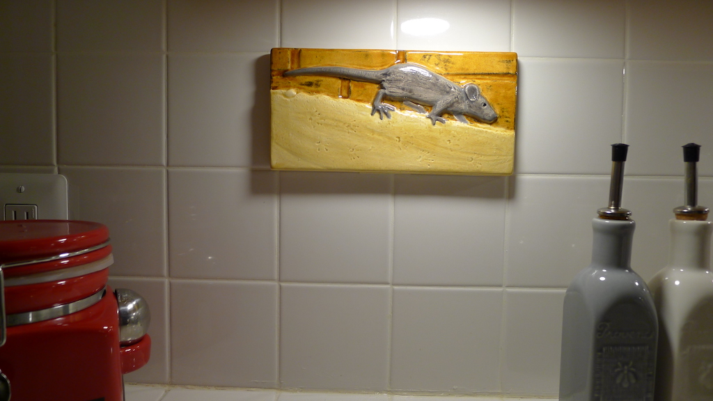 Most kitchen wall tiles be flowers/fruits/butterflies. Pretty! 🙂 But ours = Notsomuch. Friends @ kitchen/dinner parties = perplexed, lost for a comment ( i.e., “A rat in a kitchen wall tile? Really Bobby?" 😵‍💫 Yes! Thanks  New Orleans Rodentology buds 🙃🐀🐀