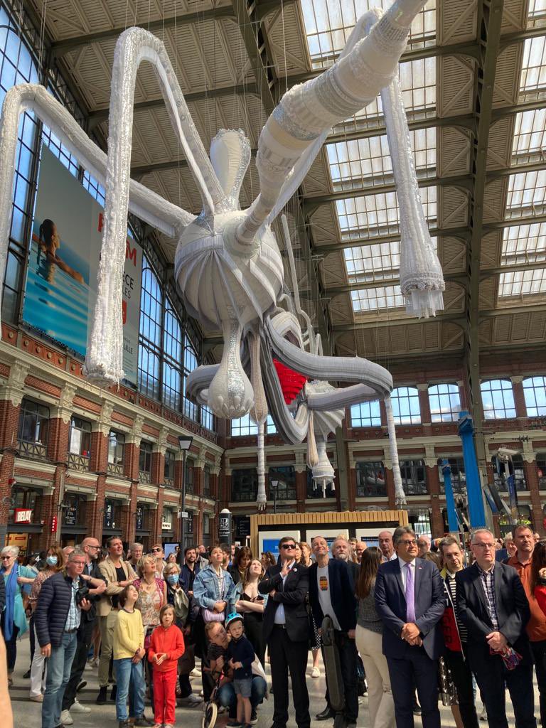 J’ai inauguré ce matin la magnifique œuvre de J. Vasconcelos à Lille Flandres lors du lancement de <a href="/lille3000/">lille3000</a> en partenariat avec <a href="/SNCF/">❌</a> 
Merci aux équipes de <a href="/ConnectGares/">SNCF Gares & Connexions</a> qui ont accroché l’œuvre. Prouesse technique qui permet aux 80.000 clients quotidien en gare d’en profiter !