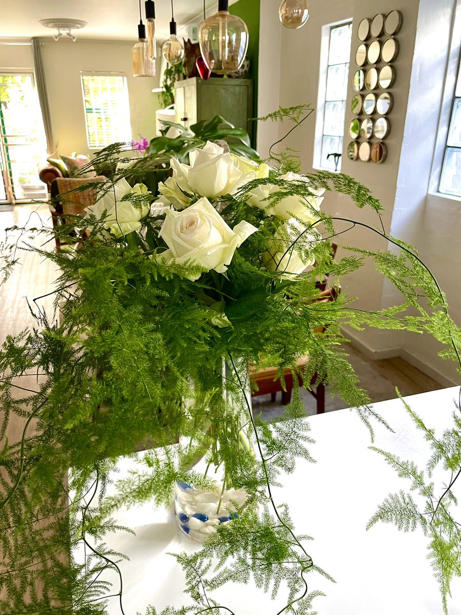 smalltalkdaily's tweet photo. Weekend colour 

Despite the market gloom, always try &amp; find some brightness to remind you how joyous every day can be #homecolour 

Fragrant old roses with asparagus fern @OZCFarm https://t.co/p7PxtFhPoV