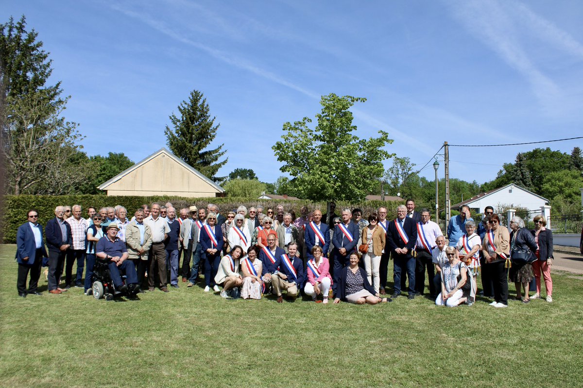 GLarrive's tweet photo. À #Fontenoy ce matin, le rendez-vous de l’amitié, pour aujourd’hui et pour demain ! Nous sommes une belle équipe 🇫🇷🇪🇺. On continue ensemble ! #DirectTerrain https://t.co/QjgN2WTBL1