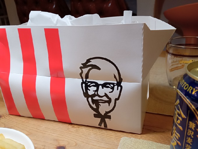 minnanowakatono's tweet photo. ドライブ行ったついでに #KFC ゲット！
我が家もムネ肉人気ないから、わしの割り当て多い！！😀イェ〜イ
今日はお散歩行く暇なかったー、ごめん🙏
#トイプードル
#jil_sander
#valentino https://t.co/V775vz6yRJ