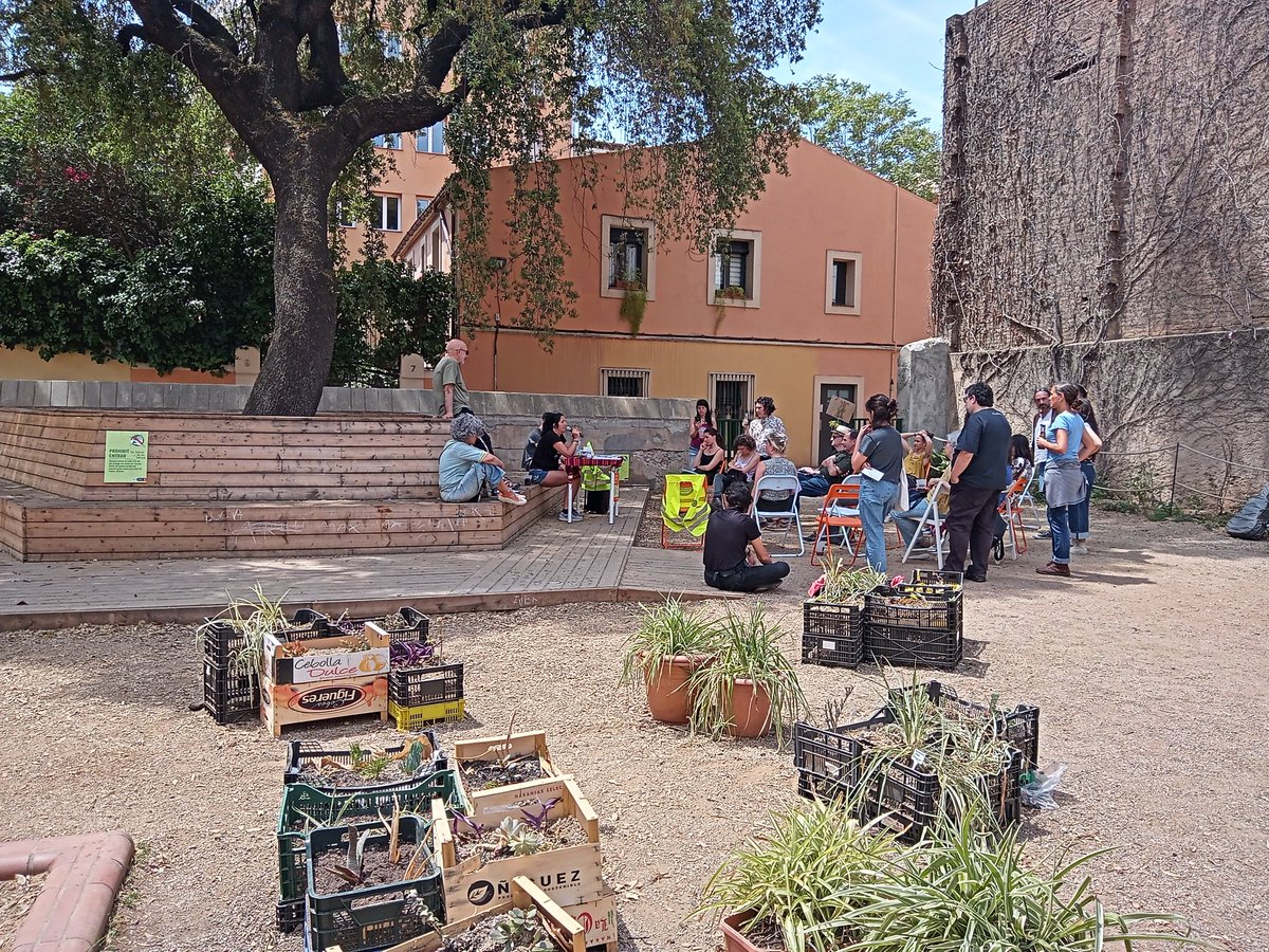 mireiademingo's tweet photo. #RegularizaciónYa per a que tothom tingui dreta la salut, a l'educació, a viure dignament.
Avui @SalvemAlzina, @AssemGrogGracia, @t_agita @Espailatregua fem barri recollint signatures i escoltant els arguments. Calen 500.000 signatures per una vida digna per a tothom. https://t.co/NxVU7WKr1J