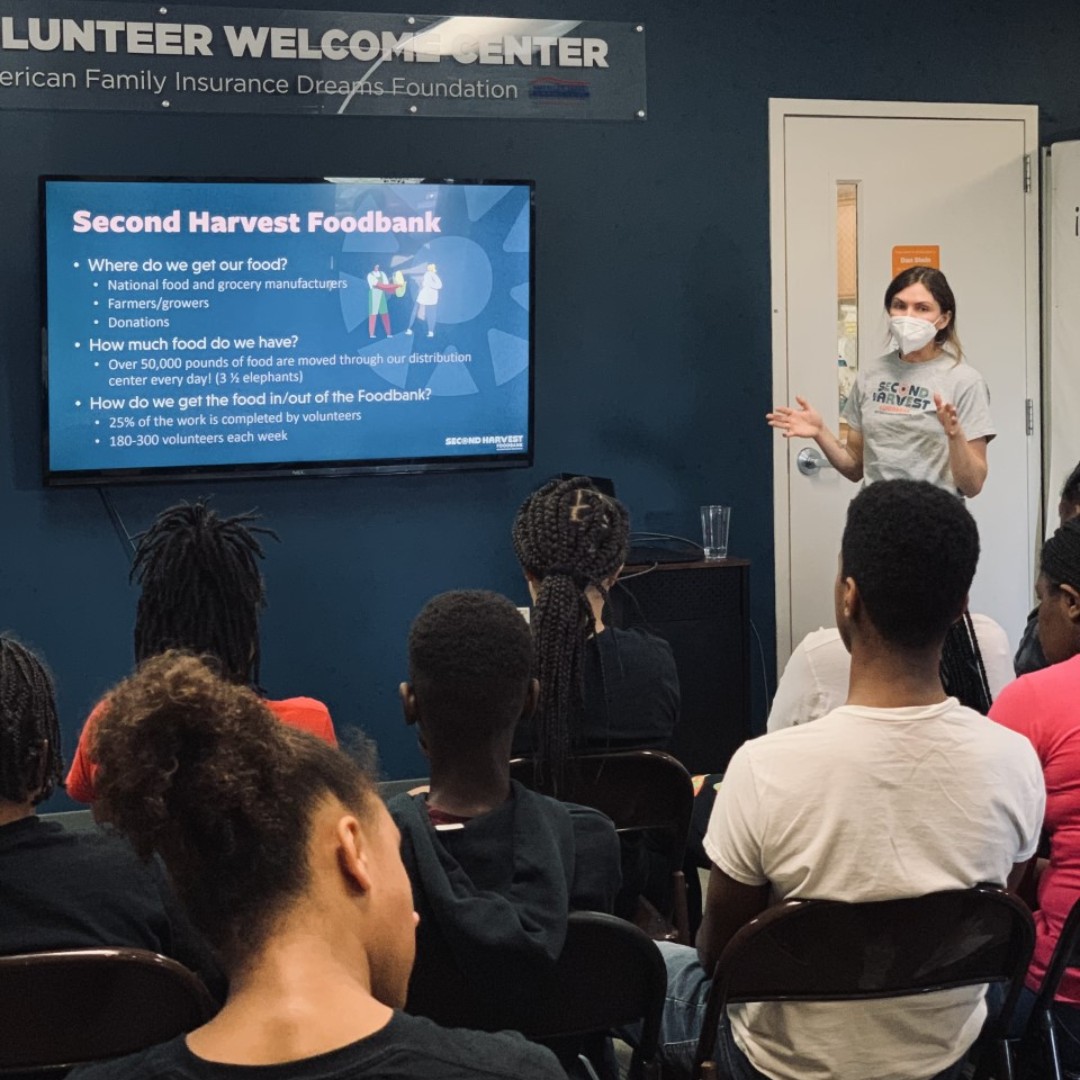 SecondHarvestSW's tweet photo. Yesterday, Glacial Drumlin Middle School students came out and learned about food banking and donated their time to support food access in our community!
#students #studentsgivingback #volunteering #community https://t.co/uywOWbkizp