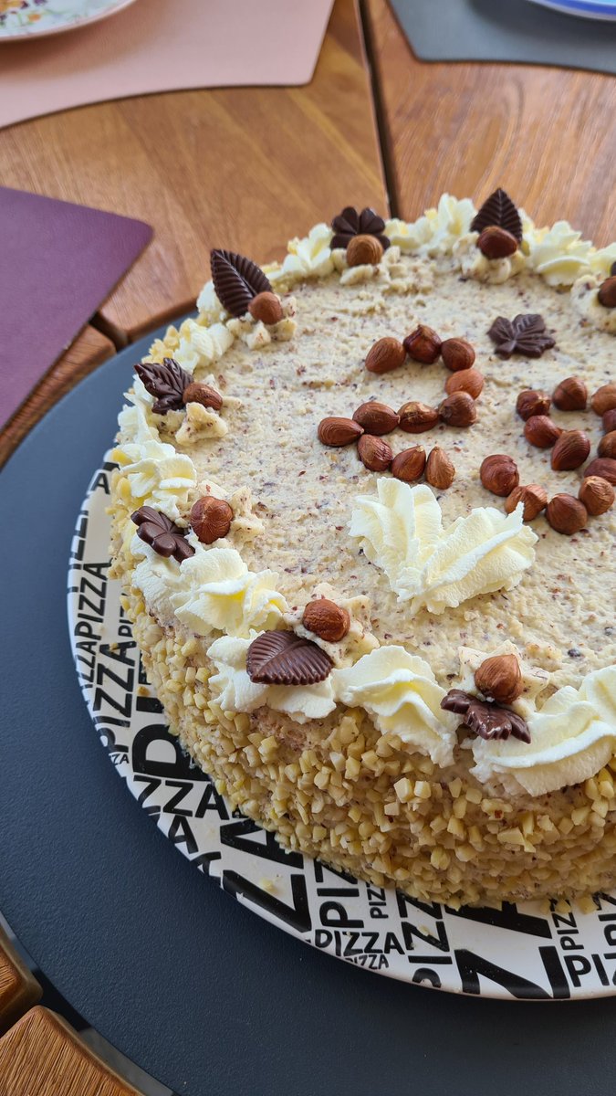 Levian87's tweet photo. 2 Tage 2 Torten. Ich bin ziemlich zufrieden mit den Ergebnissen :) eine Sahne-Nuss-Torte und eine Blaubeertorte mit Paw Patrol-Thema für den Kindergeburtstag #backen #torte https://t.co/XXiABIJT8p