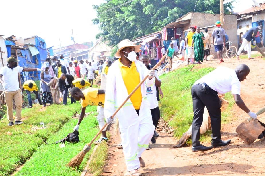 This is #teammk the unstoppable
Kampala is now clean,thank you all
@mkainerugaba
 @AlbertoCarols 
 @KCCAUG
 @shaffsebunya
 @greatkwizamk 
@SarahKagingo