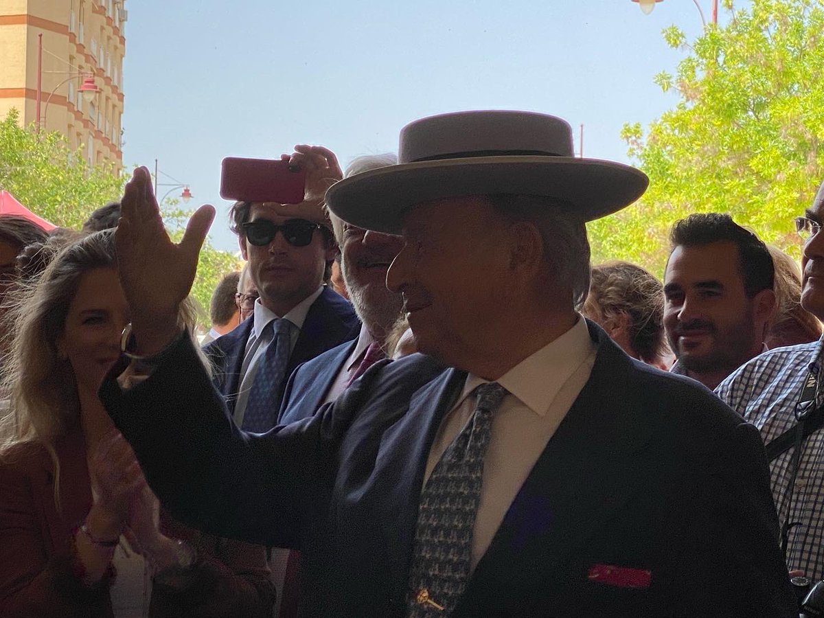 Don Álvaro Domecq descubre su azulejo en la Puerta Grande de la Plaza de Toros de Jerez.
