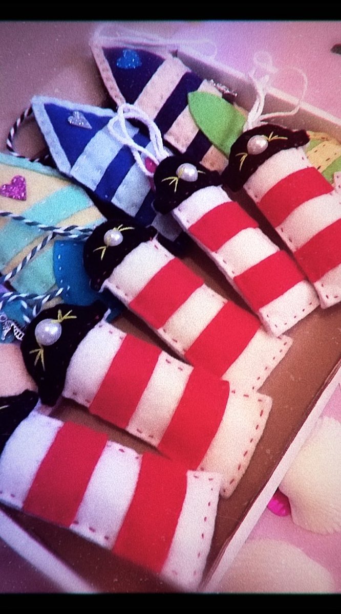 for a little gift why not check out the gift section of the shop🎀
as seen~ felt beach huts, washtangles, scented mermaid petal purses🧜‍♀️🌷🌸, felt lighthouses♡🌊 X
#seatangles 

etsy.com/uk/shop/seatan…