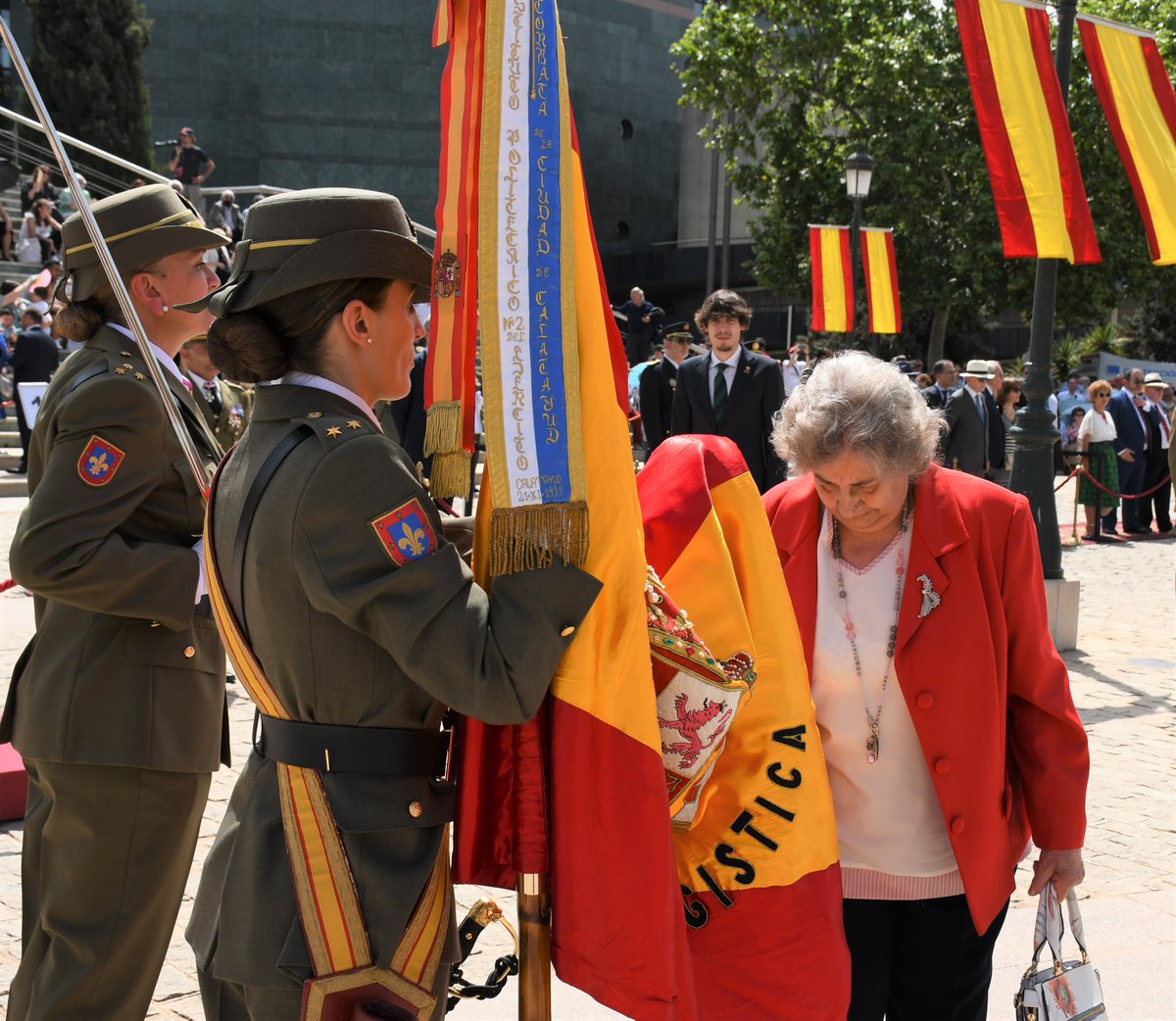 MADOC_ET's tweet photo. Más de trescientos ciudadanos participan en #JuraBandera en #Granada, en una ceremonia organizada por el Mando de Adiestramiento y Doctrina
#MADOC25Años
🇪🇸 #OrgullososDeSerEspanoles 🇪🇸 https://t.co/EILQ8La1vR