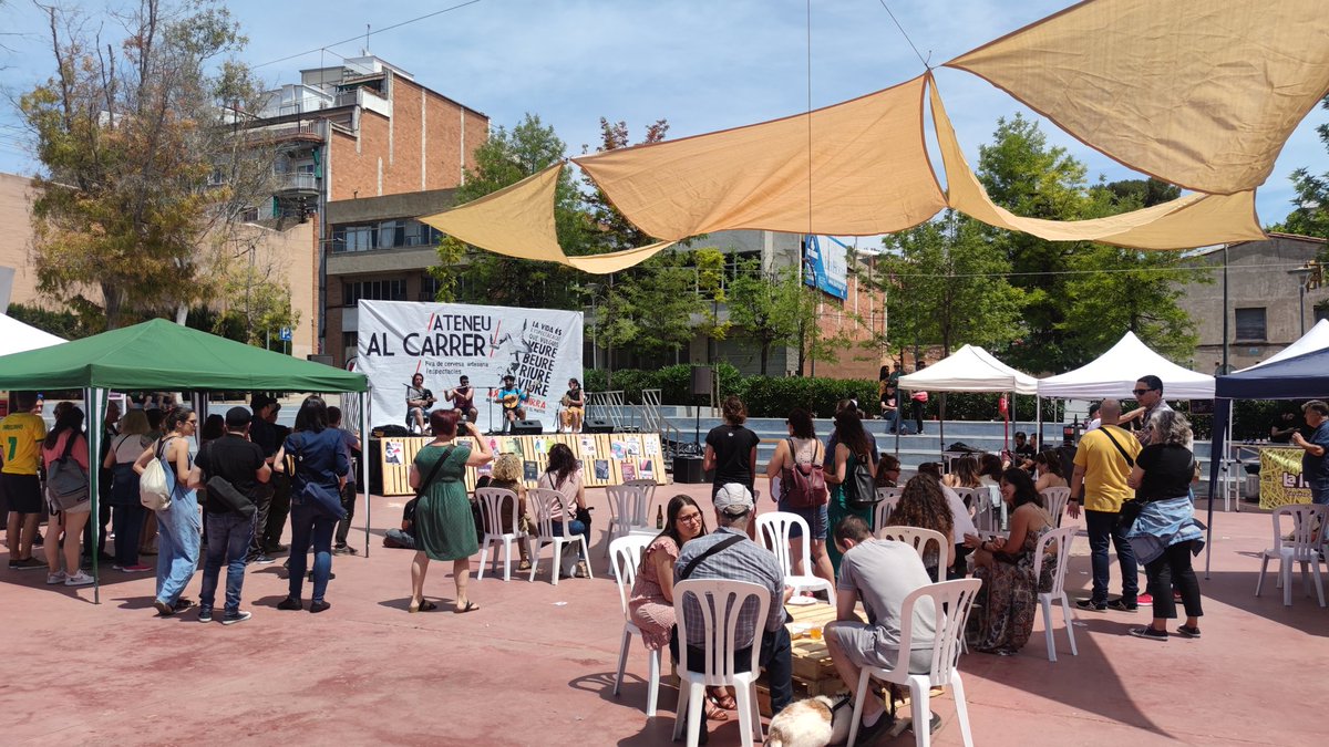 A #Esplugues, per fi, tornem als carrers! 
Del dret o del revés, #ARRIBALABIRRA i la fira d'espectacles de l'#AteneuAlCarrer!
Circ, màgia, poesia, teatre, música i més... Al Parc Pou d'en Fèlix, fins les 12 de la nit, us hi esperem!