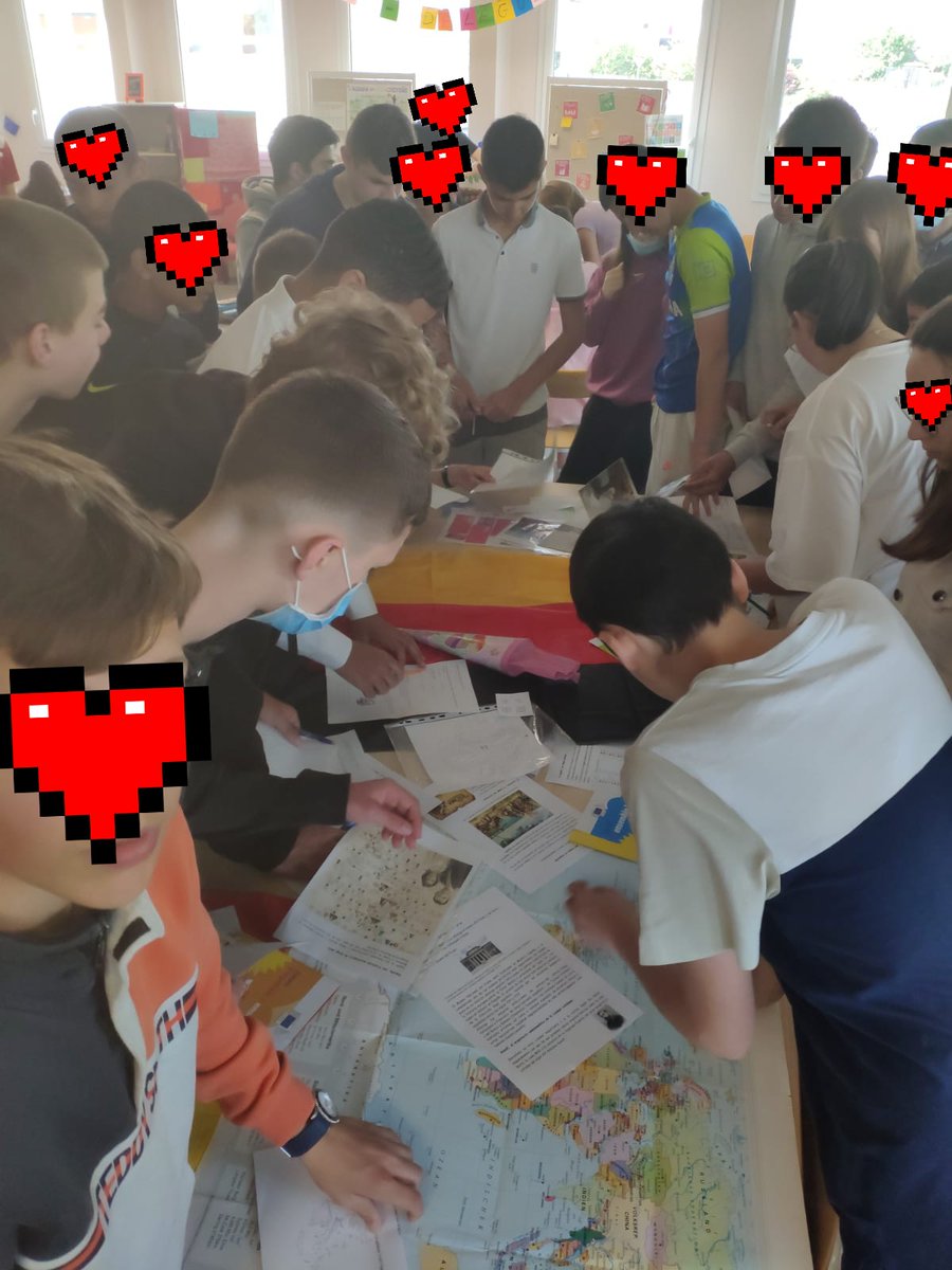 CEcosolidaire's tweet photo. La semaine de l'Europe proposée par le @CEcosolidaire du @CollegeFrania a été animée par les professeurs d'espagnol et d'allemand avec nos partenaires du CIED et la Responsable missions Europe du Val d'Oise. Merci à la 4eB pour sa participations aux actions proposées. #EuropeDay https://t.co/uquHK2fxhy