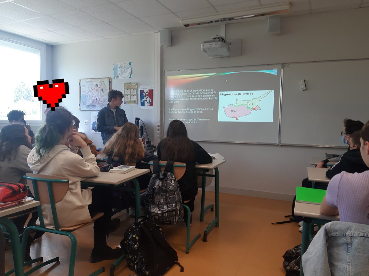 CEcosolidaire's tweet photo. La semaine de l'Europe proposée par le @CEcosolidaire du @CollegeFrania a été animée par les professeurs d'espagnol et d'allemand avec nos partenaires du CIED et la Responsable missions Europe du Val d'Oise. Merci à la 4eB pour sa participations aux actions proposées. #EuropeDay https://t.co/uquHK2fxhy