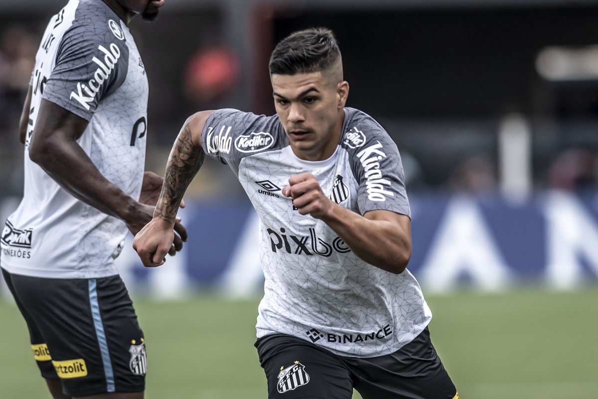 PeixeDaily's tweet photo. ELE FICA! Rodrigo Fernández será comprado pelo Santos.

A cúpula alvinegra já decidiu que irá adquirir os 50% dos seus direitos econômicos por US$ 1,5 milhão de dólares (R$ 7,5 milhões).

🇺🇾🔥

🗞: @atribunasantos https://t.co/V6kM3JxXbd