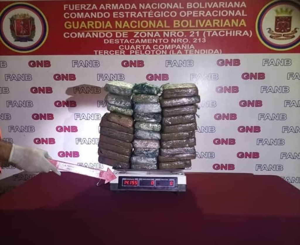 dhernandezlarez's tweet photo. En PAC La Tendida  estado Táchira, la FANB incauta treinta (30) panelas de marihuana y una  (01) panela de cocaina provenientes de Colombia, las mismas estaban ocultas en compartimiento secreto de un vehículo. 
Nuestro país no será ruta del narcotráfico !! https://t.co/Zw07w8eEBk