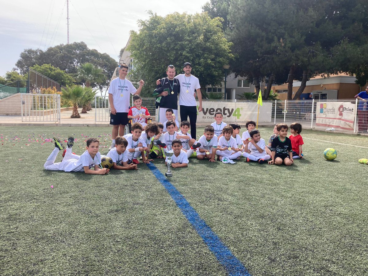 DiarioDAlmeria's tweet photo. DEPORTES | ⚽️Fútbol Base | 🏆El CN Almería (@CNalmeria), entrenado por Germán y Álvaro, se ha proclamado campeón del Grupo I de 3ª Prebenjamín. Héctor, Mario, Eric, Dani, Barón, Álvaro, Lucas, Guille, Haníbal, Hugo, Rafa, Vals, Gonza, Moha, Luis, Jorge y Pedro integran el equipo https://t.co/IJJZhn1WDm
