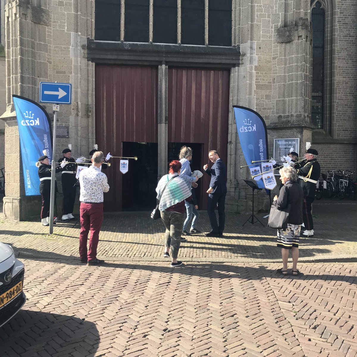 kunstverleiding's tweet photo. De stadstrompetters trappen de opening van het koren- en ontmoetingsfestival af. De hele dag staat #Kampen bol van de festiviteiten zen we hebben er mooi weer bij dus kom ook! #kczb #kampenpartners https://t.co/n8XntLZ4nm