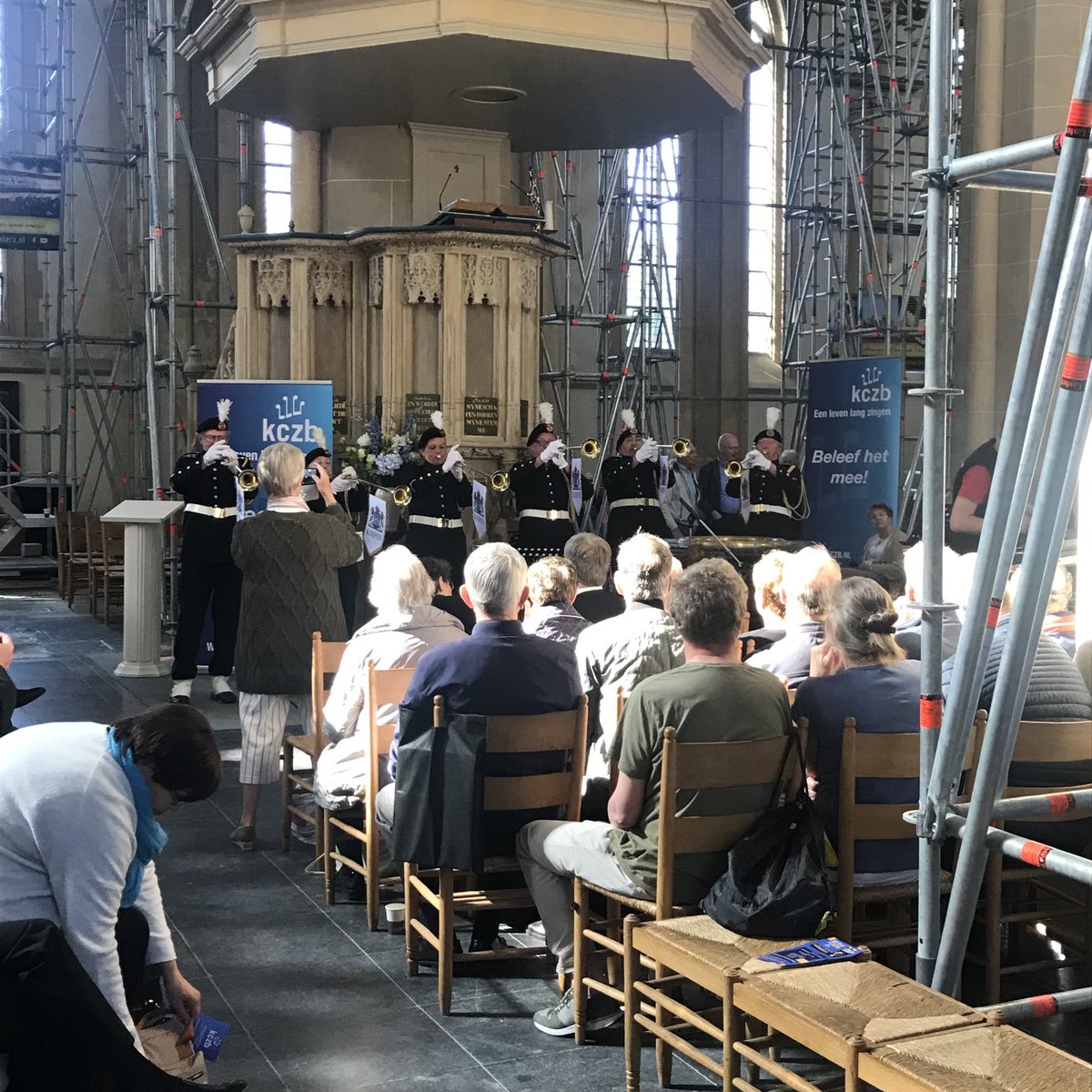 kunstverleiding's tweet photo. De stadstrompetters trappen de opening van het koren- en ontmoetingsfestival af. De hele dag staat #Kampen bol van de festiviteiten zen we hebben er mooi weer bij dus kom ook! #kczb #kampenpartners https://t.co/n8XntLZ4nm