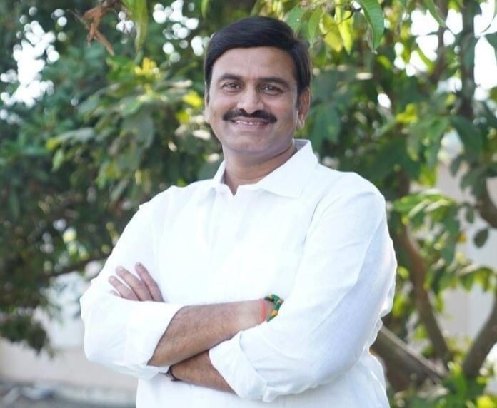 mbr_official's tweet photo. ప్రభుత్వ అరాచకాలపై యుద్ధం చేస్తున్న #రఘురామకృష్ణరాజు గారికి హృదయపూర్వ�� పుట్టినరోజు శుభాకాంక్షలు .

#Raghuramakrishnamraju #hbdrrr https://t.co/85LbagdzYm