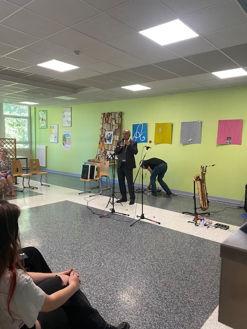 Dsden57's tweet photo. Clôture de résidence d'auteur au collège Albert Camus de Moulins-Lès-Metz ce vendredi en présence du Recteur @HuartJean et de O.Cottet #DASEN57. Un grand travail collaboratif avec l'écrivain Joël Egloff et les élèves de 4° ! #lecture #DRAC Grand-Est #MetzFestival @Univ_Lorraine https://t.co/6S3n6FjnUT