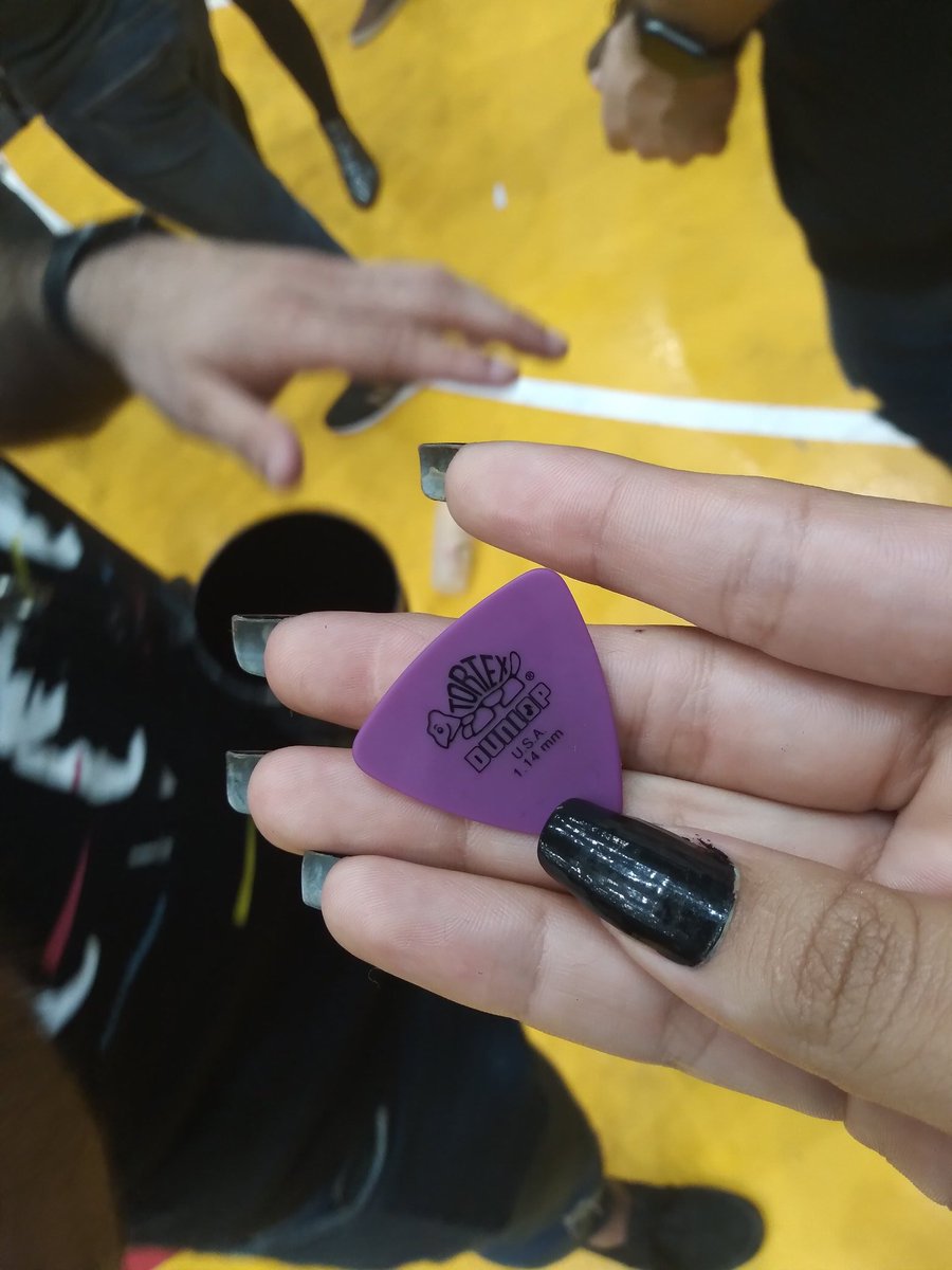 flopy94_'s tweet photo. Se acuerdan que había twitteado que nunca nadie me regalaría la entrada para el concierto de soda? Y saben que, si me regalaron encima en SECTOR VIP Y ahora acabo de llegar a mi casa del concierto, soy la persona más feliz del mundo 😭💖 encima tengo ft con la púa de Z 😭😭😭 https://t.co/YlX4AFv8wn
