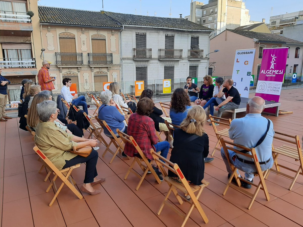 Gràcies a la Regidoria d'Igualtat per portar al Mercat d'Algemesí l'exposició "Som així! quotidianitats lesbianes" de l'associació Llumull. No vos la pergueu! Fins al 22 de maig!
I gràcies per donar la possibilitat de presentar al recent creat Grup de Dones Lesbianes de l'Eixam
