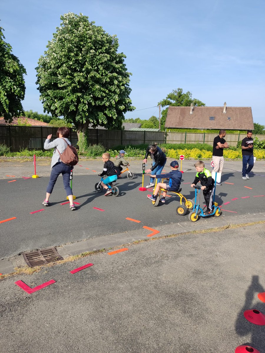 usep_79's tweet photo. A l'@usep_79, les rencontres se déroulent aussi le samedi, en la présence d'enseignants volontaires. À #courlay, les familles sont associées aux activités !

@DSDEN79 @agglo2b https://t.co/RlUB49CEHc