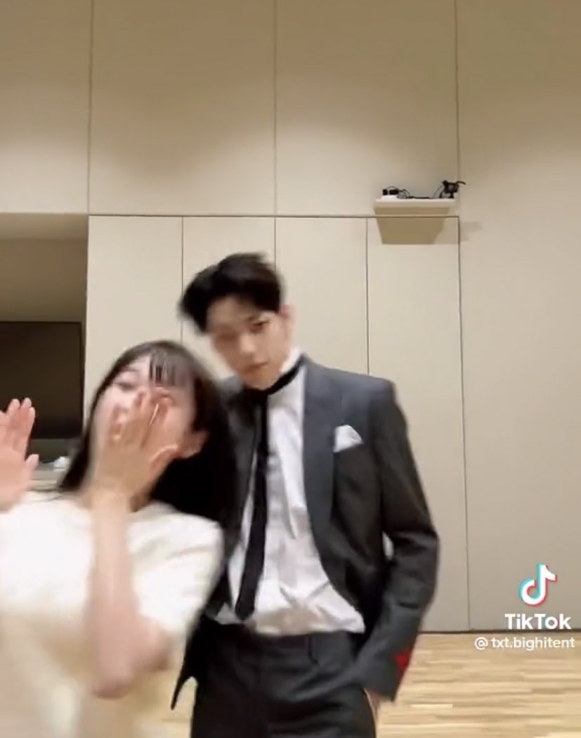 THE WAY SOOBIN PUSHED ARIN IM CRYING HDKSKS THE SIBLING ENERGY THEY RADIATE