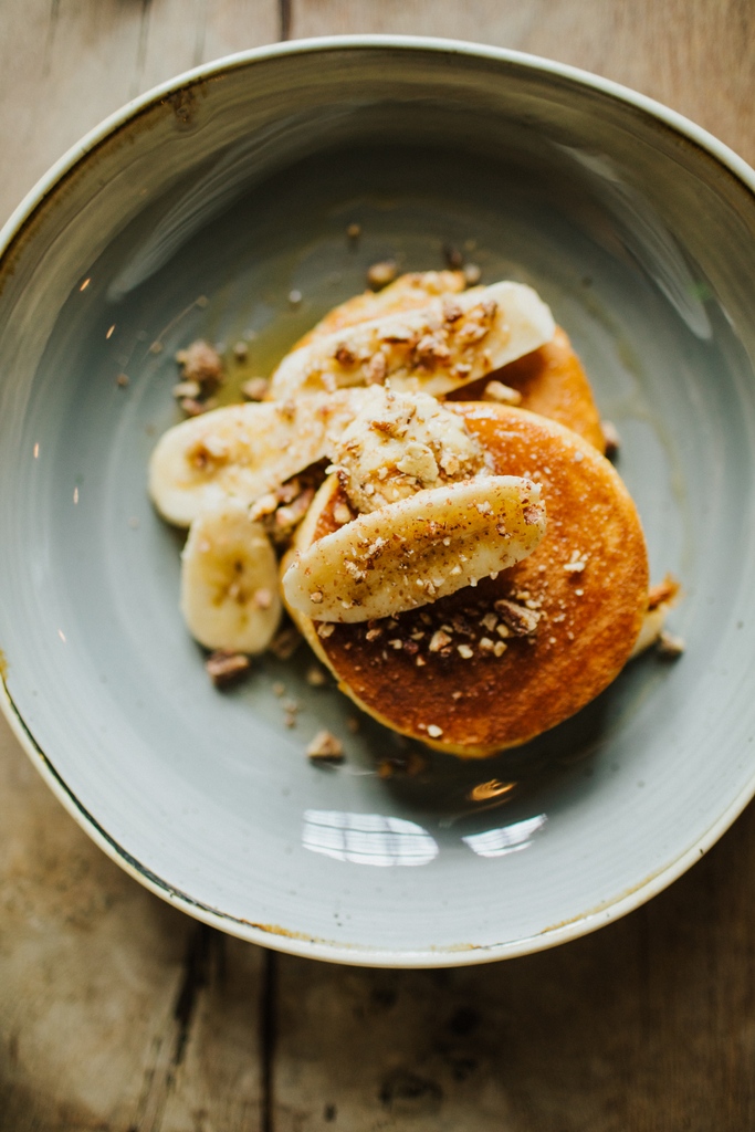 Making banana pancakes, pretend like it's the weekend....oh it is. 🥞 😍