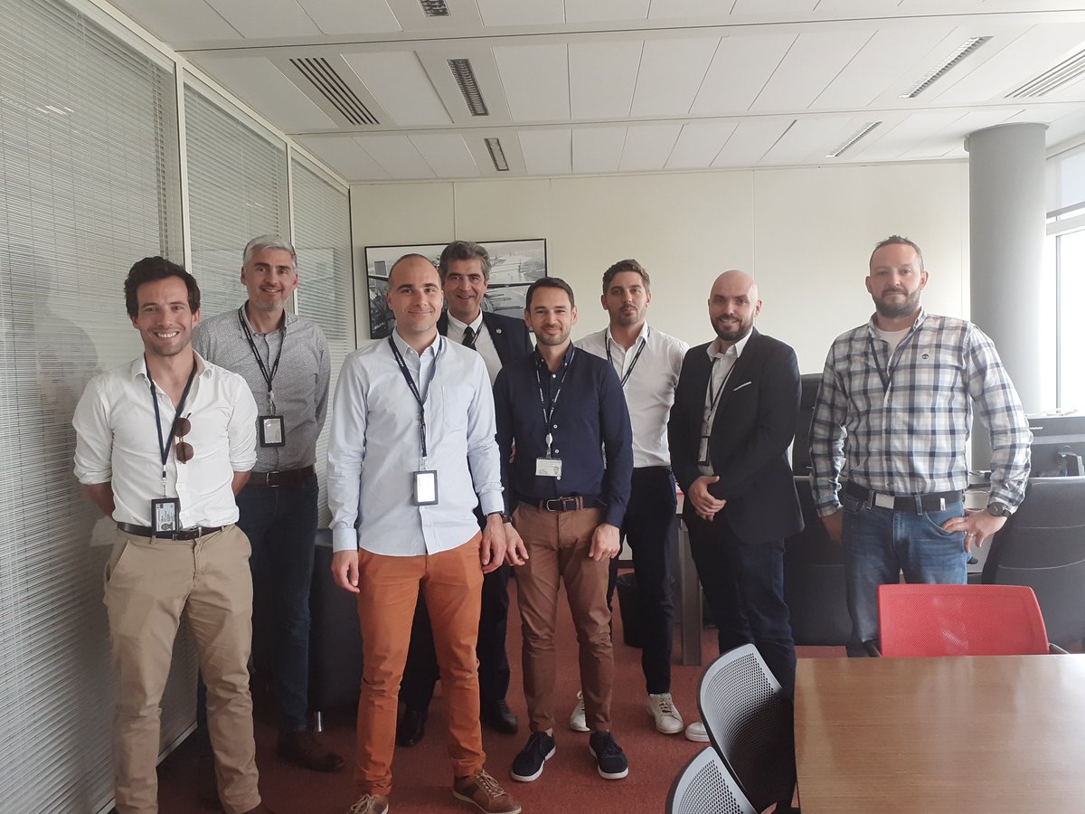 Cette semaine 6 nouveaux pilotes rejoignent la famille #AirFrance, accueillis par <a href="/AlwhiteBlanc/">Alexandre Blanc</a> DGA des Opérations Aériennes et <a href="/mattfindeling/">Matthieu Findeling</a> leur Chef Pilote. Bienvenue à eux dans cette aventure !