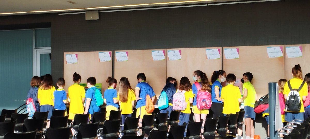 Pluronica's tweet photo. Preparant maquetes #LEGO a la #FLLReus22
#FLLSpain
#FLLexplore
#Vamos
#letsgo
@Escola_Alberich 
#Reus https://t.co/fKx4OcNQQr