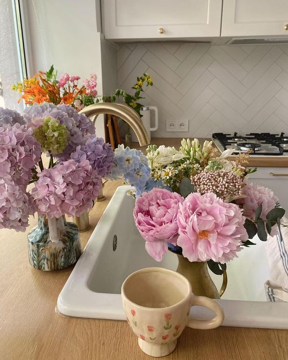 etherealdior's tweet photo. filling my home with flowers https://t.co/eaXnuXLapF