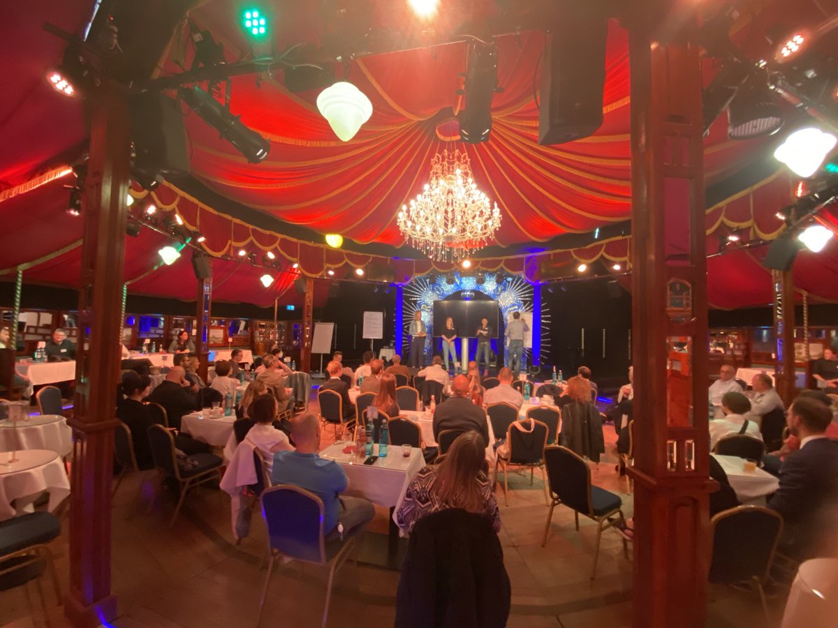 St_Hirschmann's tweet photo. Großer Zirkus bei @voebservice 😎 Gemeinsame Klausurtagung mit der Tochtergesellschaft safir WID und endlich wieder ein Treffen mit allen Kolleginnen und Kollegen 🥂. Wir wollen mit und für unsere Kundinnen und Kunden #ZukunftGemeinsamGestalten 💪 #Bankennetzwerk https://t.co/A7nfRM1XLG