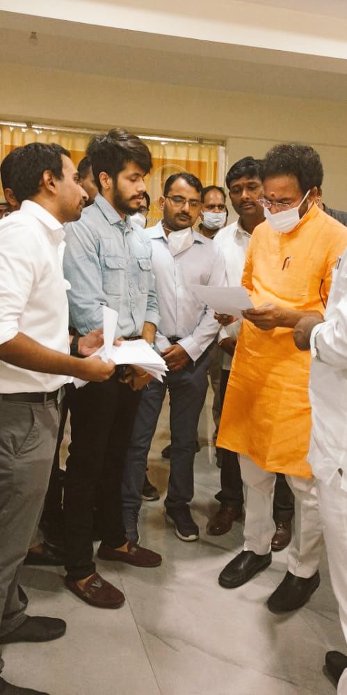 doctor965's tweet photo. SEIZING EVERY OPPORTUNITY &amp; GIVING LAST TRY
@kota_sasin  &amp; othr TG aspirants MET @kishanreddybjp sir @HYD. HE ASSURED TO MAKE OUR ISSUE REACH CONCERNED AUTHORITIES &amp; DO NEEDFUL. 
TQ Dr.Sasin, Dr Kaza Venkat &amp; others for trying.
Tweet by: @kota_sasin https://t.co/JmKbxdAP4W
