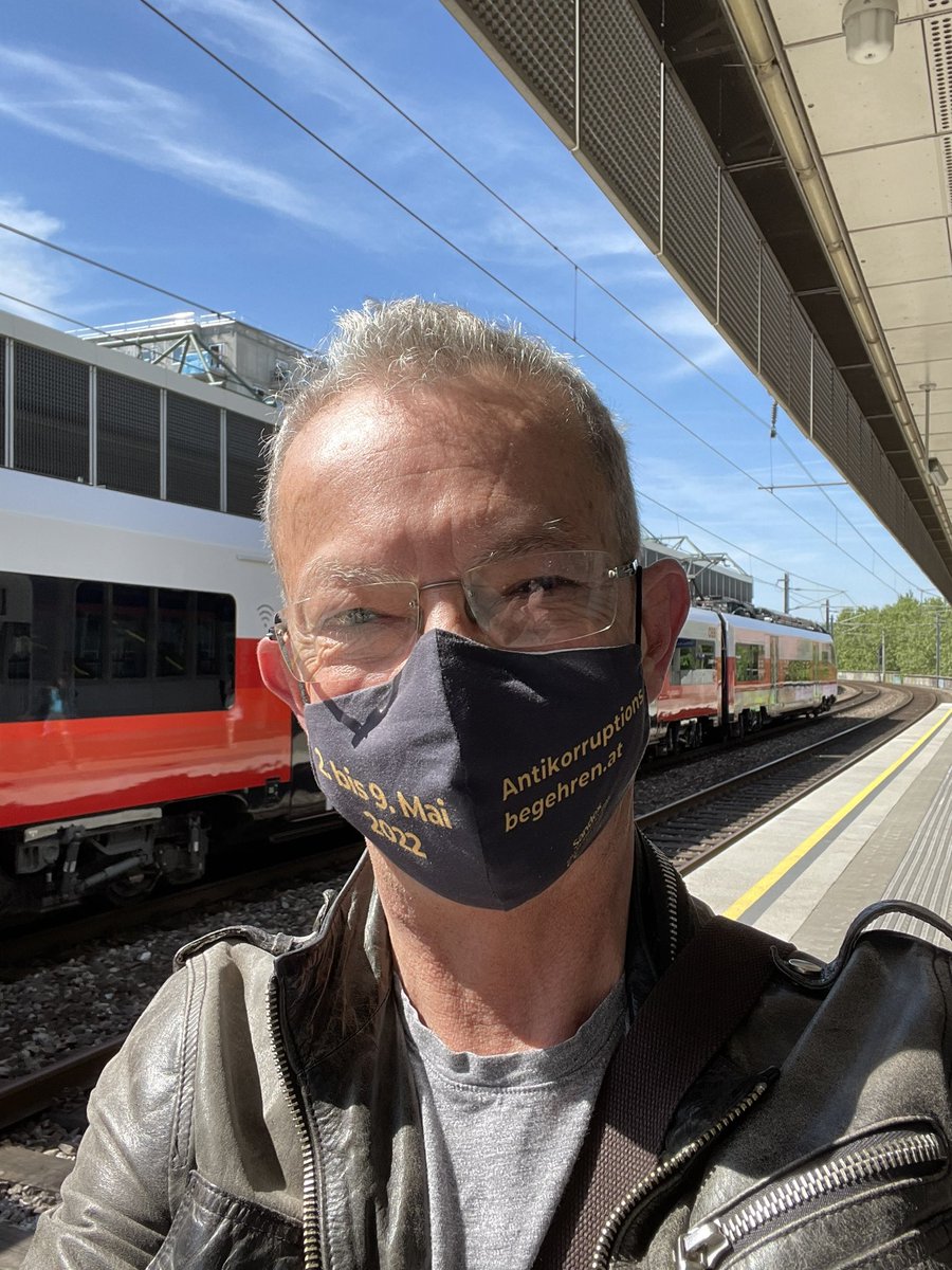 LandauDaniel's tweet photo. Ihr könnt das natürlich jetzt nicht hören, aber hier am #Handelskai spielt es gerade wieder einmal wunderschöne klassische Musik. Ja, ich mag das, danke @unsereOEBB 😍 https://t.co/E9lYk5M0PK