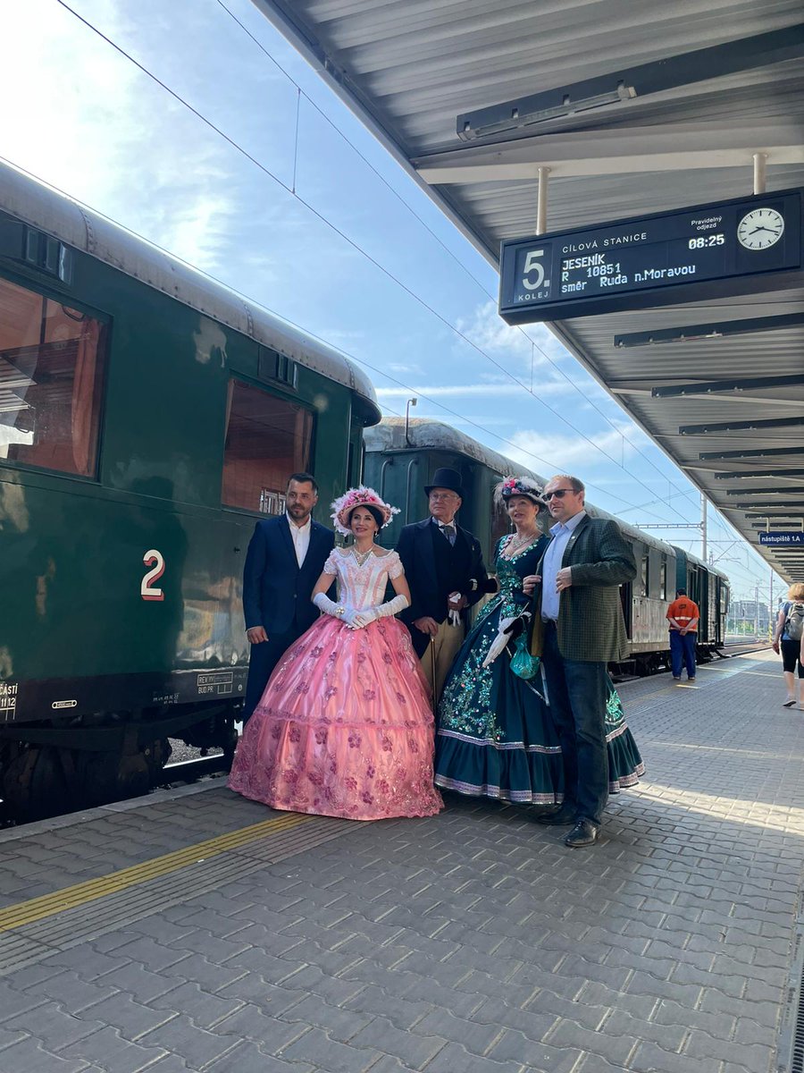 ceskedrahy_'s tweet photo. Plnou parou na zahájení lázeňské sezony v Jeseníku 🚂🥳 #CeskeDrahy #CDNostalgie #plnouparou #Jesenik #Priessnitz https://t.co/zmhHOUmiXm