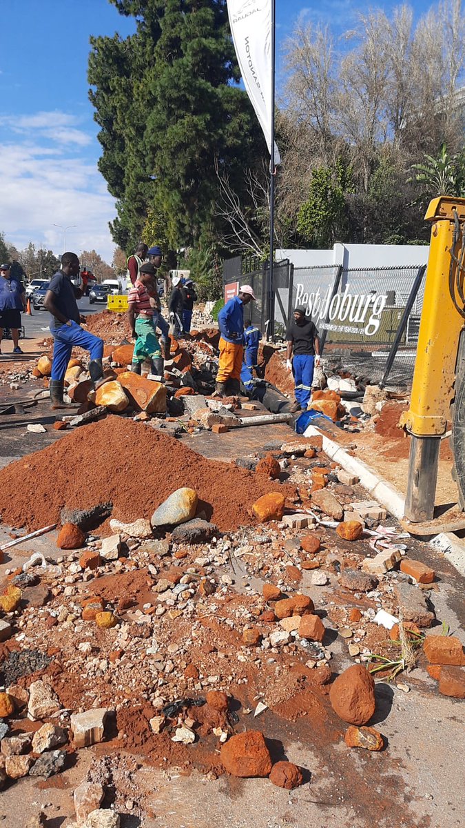 JHBWater's tweet image. Please see attached pictures of our team working on the burst pipe at 161 Rivonia Road. #JoburgUpdates ^NN