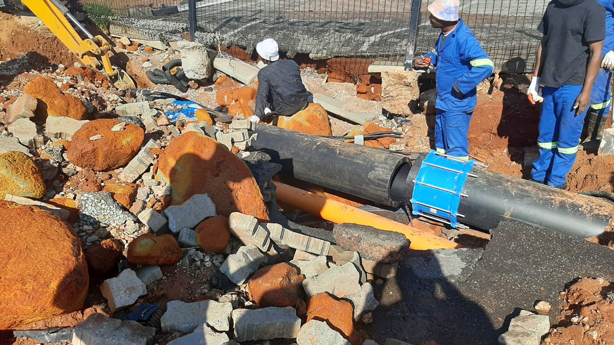 JHBWater's tweet image. Please see attached pictures of our team working on the burst pipe at 161 Rivonia Road. #JoburgUpdates ^NN