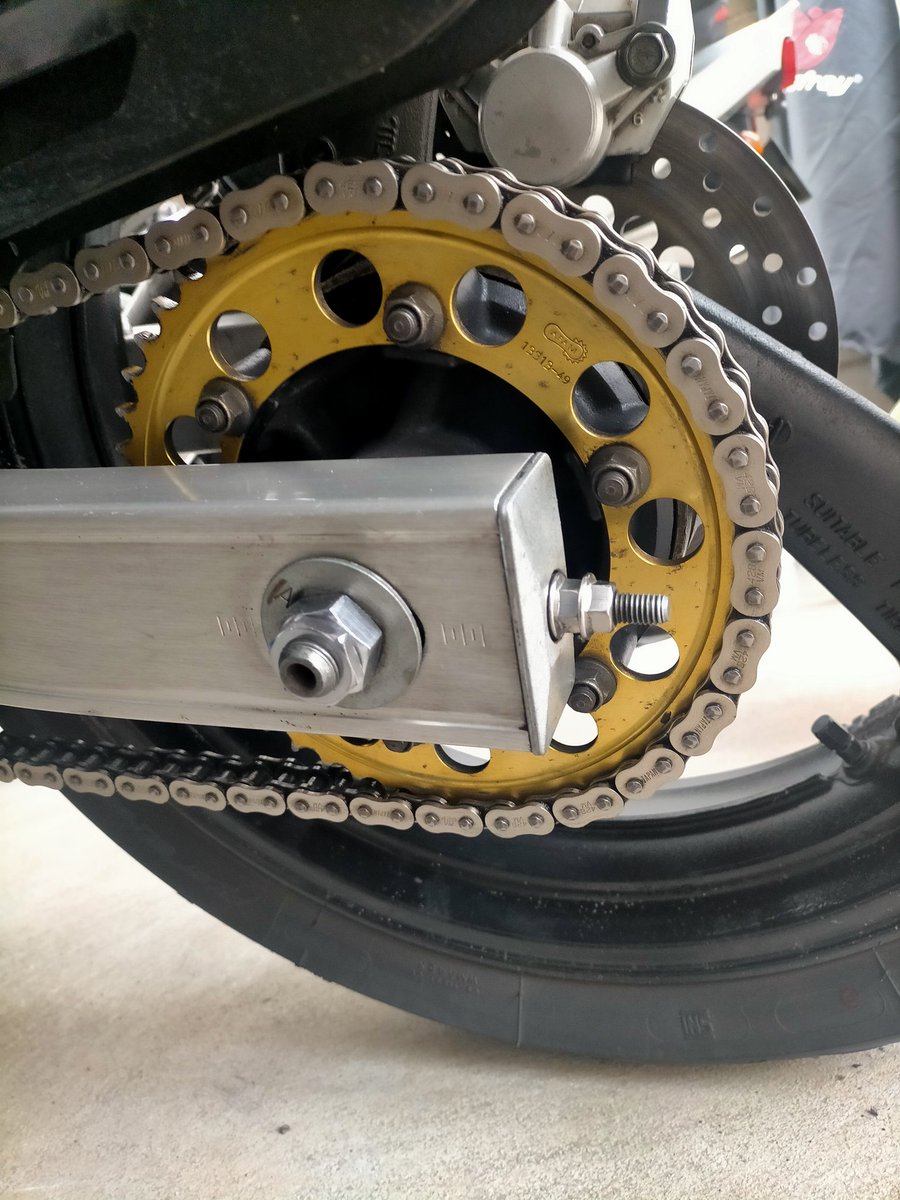 SRXSRV's tweet photo. 午後からのんびり2台のメンテ。チェーン掃除して1コマずつ注油。面倒だけどオイルの飛び散りが少ないし動きがすごく軽くなります。試して見て下さい。
#SRX
#FZ400 https://t.co/bLifXrAD6C