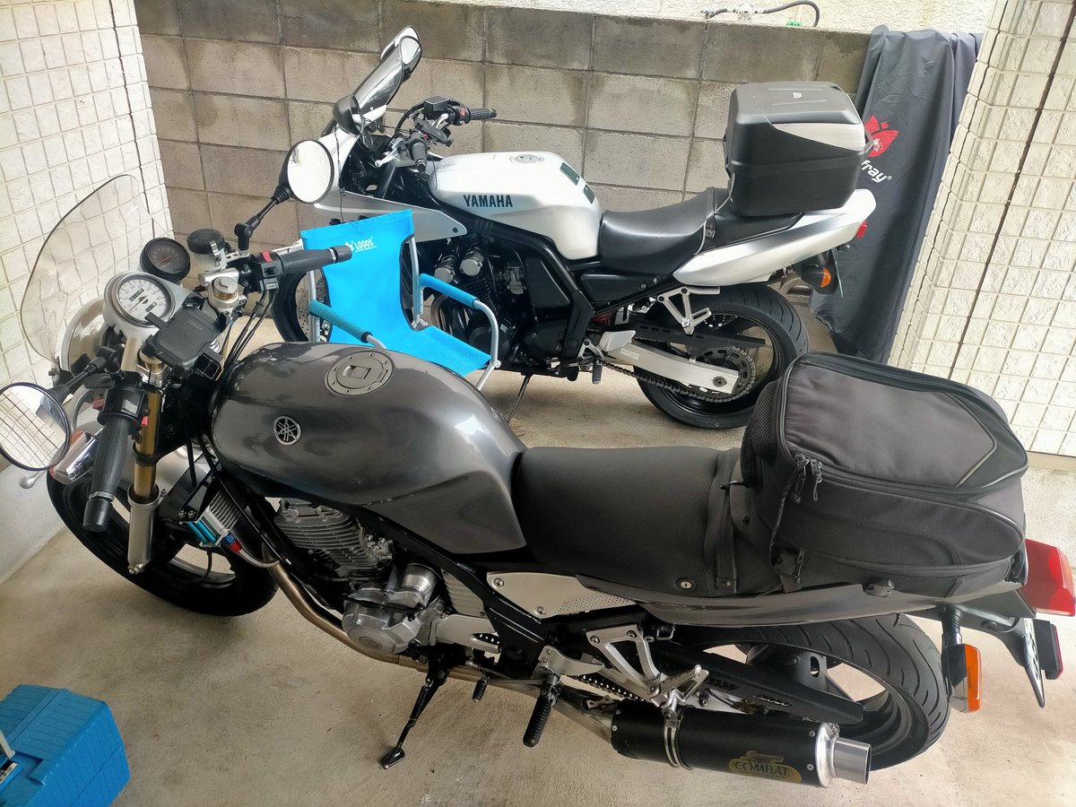 SRXSRV's tweet photo. 午後からのんびり2台のメンテ。チェーン掃除して1コマずつ注油。面倒だけどオイルの飛び散りが少ないし動きがすごく軽くなります。試して見て下さい。
#SRX
#FZ400 https://t.co/bLifXrAD6C