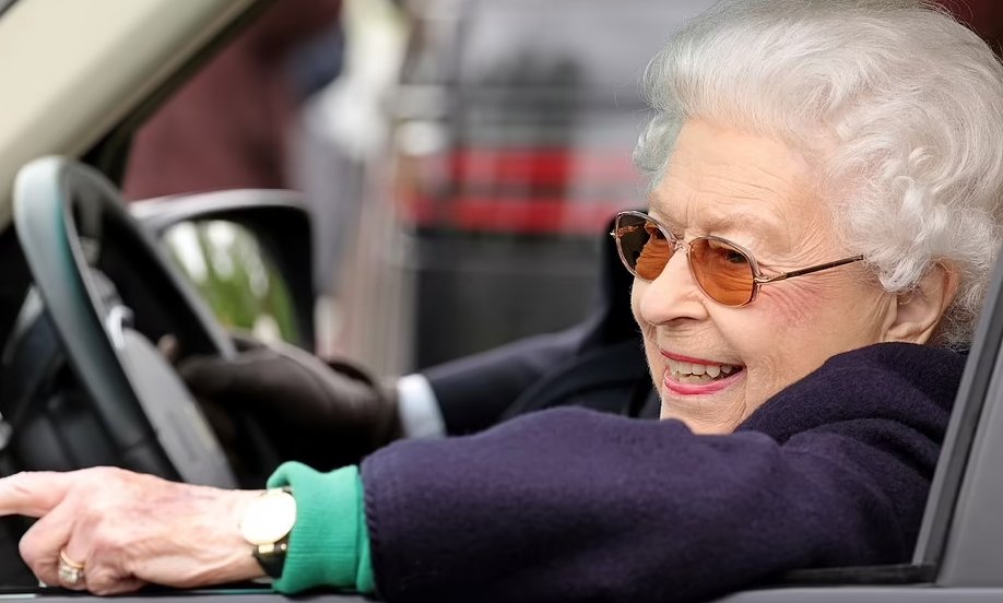 PoliticayModa's tweet photo. No estaba muerta, estaba de parranda #bodylanguage #escenografia #putama #theCrown https://t.co/oi103fEkMJ