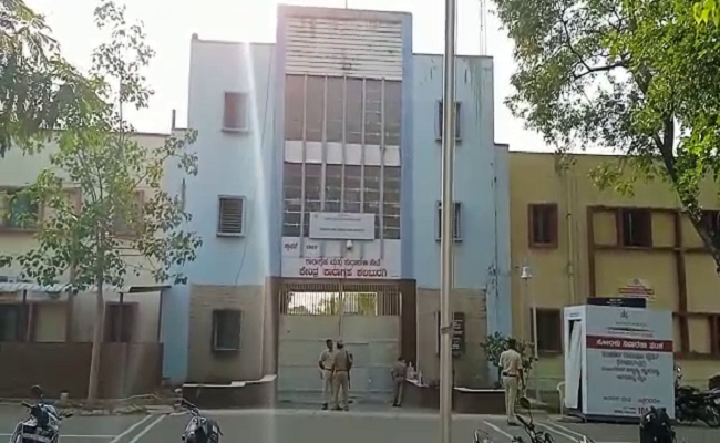 powertvnews's tweet photo. PSI ಅಕ್ರಮ : 32 ಆರೋಪಿಗಳಿಗೆ ಜೈಲೇ ಗತಿ https://t.co/oo3JNRgCs2 via @Power TV News 

For More Updates: https://t.co/bSUNW9QzuU 

#32membersArrested #PSIscam #kalaburagi #jail #CIDOfficers #powertv #powerTV #powertvnews #powertvkannada https://t.co/zQCXJBZ8D1