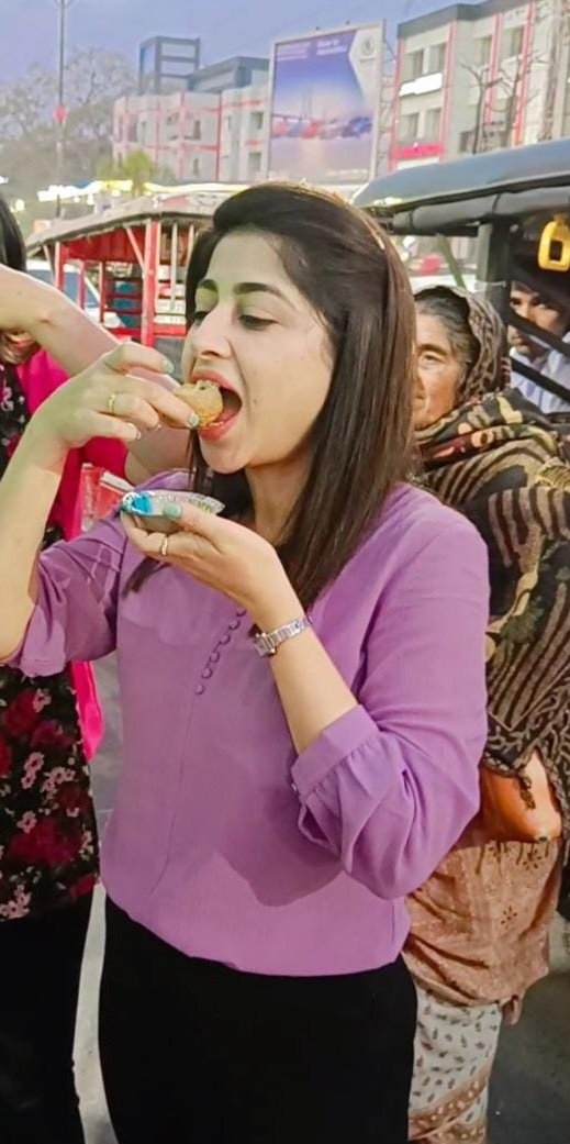 ShaliniKTiwari's tweet photo. Dear डॉ. के. पोनमुडी,
मैं हिन्दीभाषी हूं, हिन्दी प्रदेश से आती हूं, गोलगप्पे बेचती तो नहीं पर चाव से खाती हूं, हिन्दी की जानकर होने पर मुझे गर्व है, इसी हिन्दी की वजह से मुझे नौकरी भी मिली.

'हिन्दी हैं हम' जय हिंद https://t.co/98Itoxmn2l