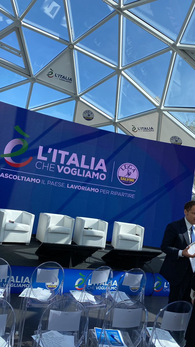 VCaparvi's tweet photo. Con @matteosalvinimi per parlare di futuro, per dire #èlitaliachevogliamo https://t.co/MTP4OngLiA