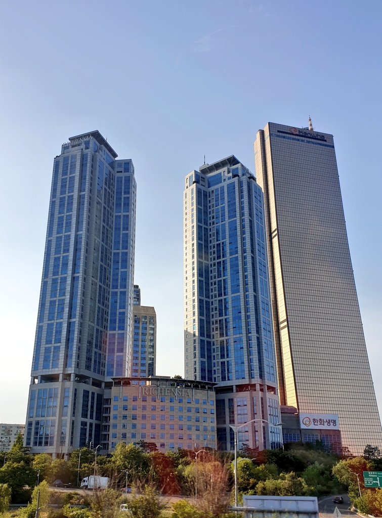 찌첸시아 찰칵📸
??: 63빌딩 찍는거야?
😅:ㅎㅎ