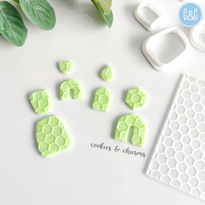 CookiesNCharms's tweet photo. Weekend project 
https://t.co/3PqVWZHIaE 

#honeycomb #embosser #polymerclay #earrings https://t.co/5mXHYE0jCE