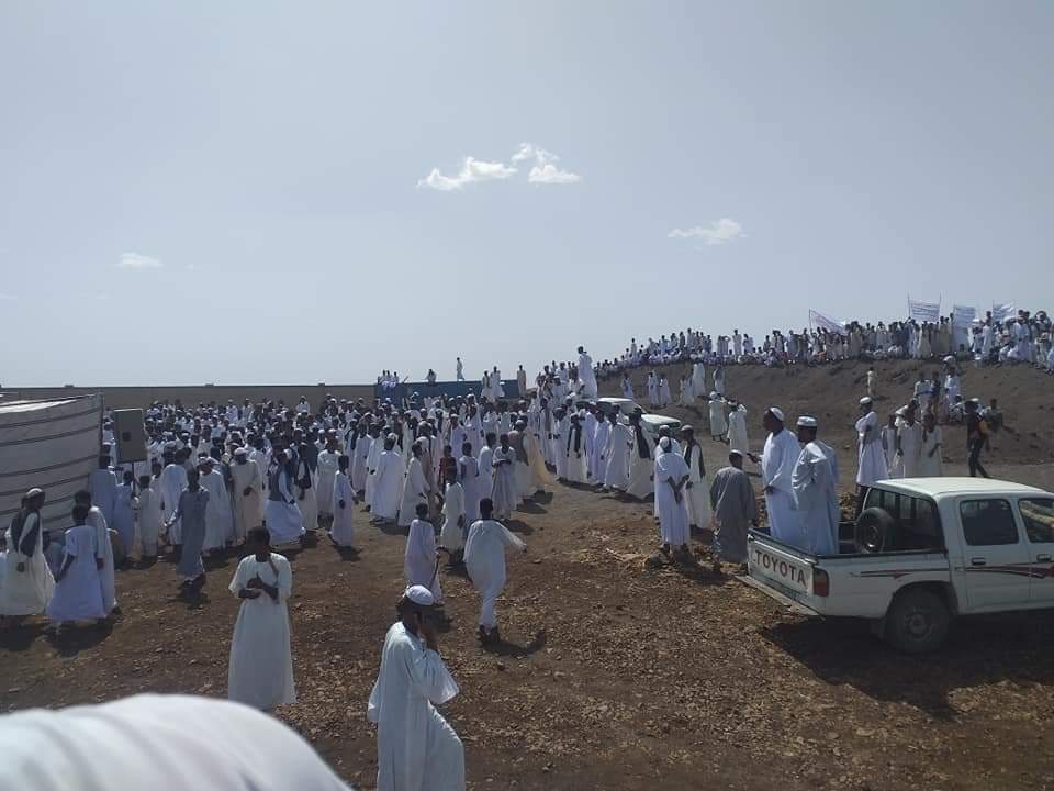دايرين نشرب .. 
الحشود المعتصمين في جبل الشميلياب بمحلية وسط القضارف .. لم يعتصموا طلبا لسلطةوإن طلبوها لنالوها عن جدارة، ولا لثروة، الناس ديل اعتصموا دايرين موية يشربوا .. أليس ذلك من حقهم .. لا يستقيم ان يشق خط المياه أراضيهم وخزان الحل الجذري لمياه القضارف على بعد أمتار