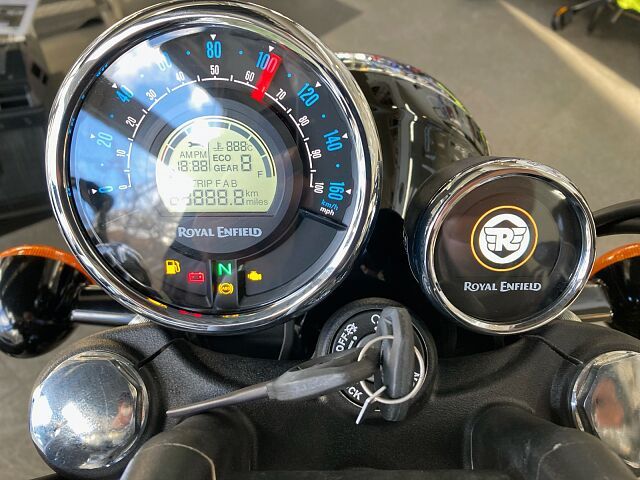 webike_moto's tweet photo. 実は今大人気なんです！💥
丸目にツインショックのクラシカルな雰囲気が、若者を中心に絶大な支持を集めています😎
中の人の推しポイントはメーター周りが超カッコイイ！
在庫アリの今がチャンス🤟
https://t.co/YHkthuLX87

#ロイヤルエンフィールド
#Meteor350Stellar
#ウェビック納車お祝いポイント https://t.co/mJ5TSoSVla