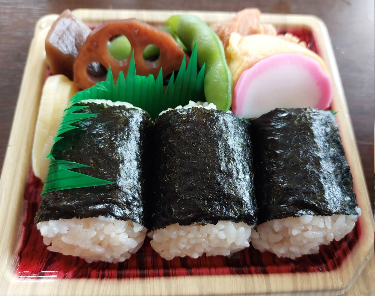 hiroshimaben's tweet photo. ユアーズの俵むすび弁当😄
これはこれで美味しいと思う(^_^)v https://t.co/YQY7YDOHYg