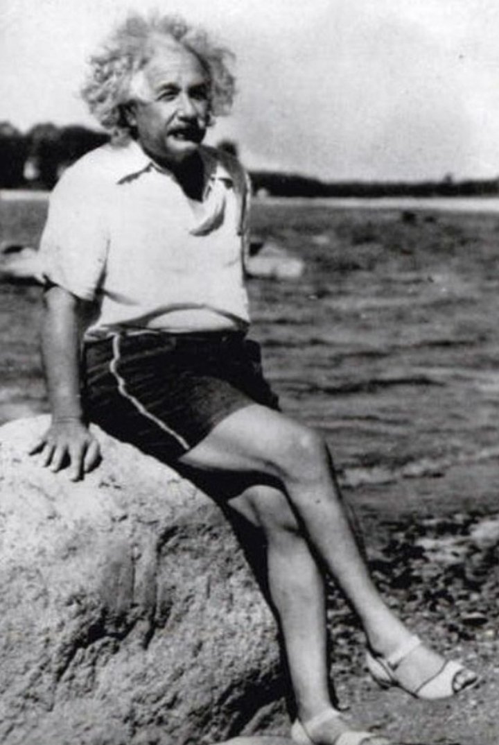 Lilith91468114's tweet image. Il buon senso è la collezione dei pregiudizi acquisiti dai diciotto anni d’età.
(Albert Einstein)
#FotoInsolite a #CasaLettori
#pregiudizio

📸 Albert Einstein al mare con sandali femminili. ❤️